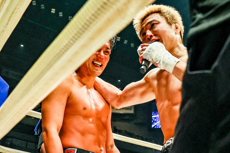 試合後に五味が「いいキン◯マ持っているよ！」と声をかけると、挑発を繰り返していた皇治もニッコリ　©RIZIN FF Susumu Nagao