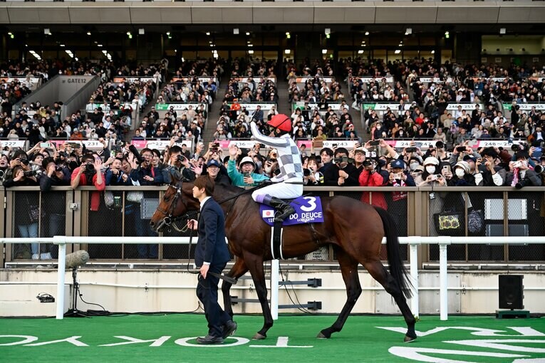 東京競馬場の大歓声に応える武豊　©Keiji Ishikawa