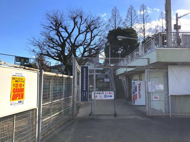 冬場でも水シャワーしか使えない更衣室。お湯を浴びたいと思うのは、「外苑」でプレーしたことがある全てのプレーヤーの願望だ　©Kenichi Tazawa