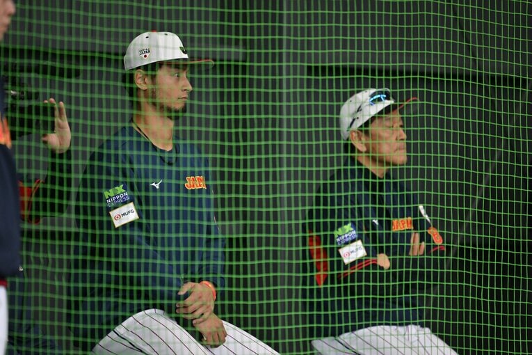 腕を前にしてきれいな姿勢で栗山監督の左隣に座るダルビッシュ　©Hideki Sugiyama