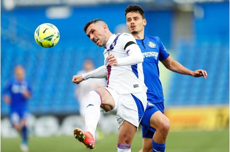 アルビージャとエネスの激しい競り合い©Daisuke Nakashima