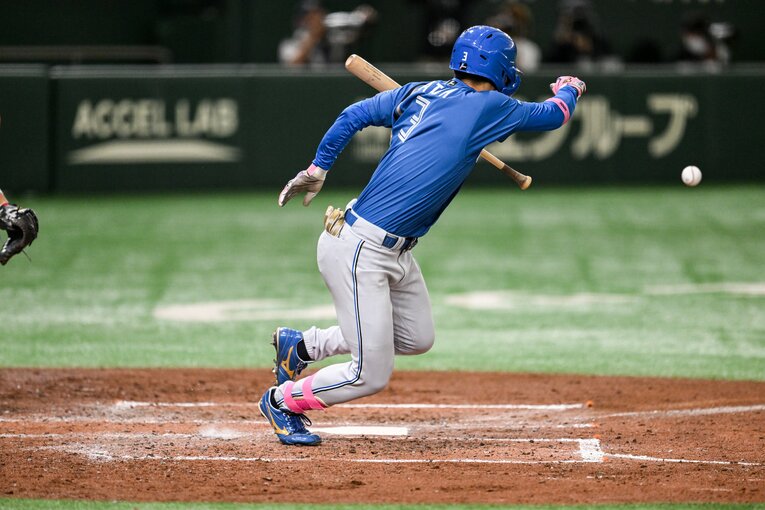 6月3日の巨人戦、セーフティーバントを試みるも失敗する加藤豪将　©︎Nanae Suzuki