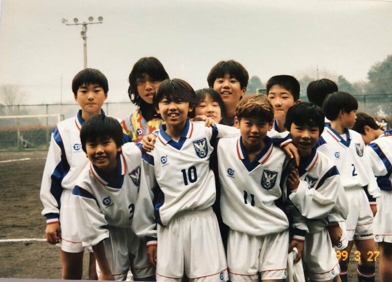 小学生時代の太田さん。つくし野SSSで10番をつけた（本人提供）