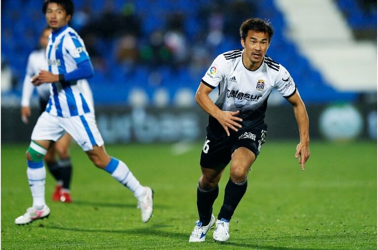 柴崎岳vs岡崎慎司が《ユニフォームを引っ張ってバチバチ》 撮影カメラマンが凍えそうな雨中で捉えた“熱いバトル”の瞬間(35)