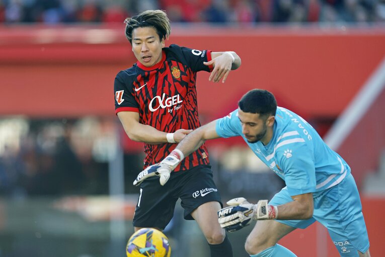 「脱ぐと筋骨隆々な肉体で」「ゴールで響く“タクマ・アサノ”コール」日本代表未招集も…カメラマンが見たFW浅野拓磨のマジョルカで愛される姿(4)