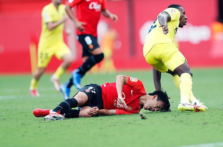 「クボ、ユニフォームちょうだい！」久保建英の“ティキタカ”は地元の子供、タクシー運転手にも人気… ビジャレアル相手に見せた敬意とは〈激写〉(24)