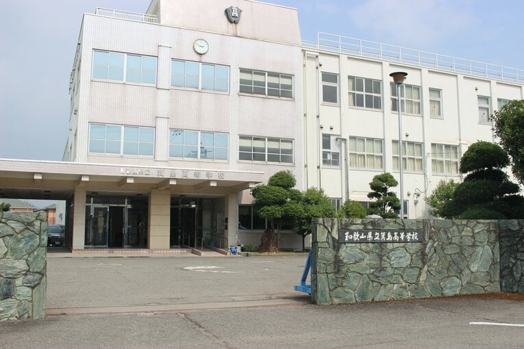 箕島高校の校舎。前監督の尾藤強には高校近くのカフェで話を聞いた　©NumberWeb