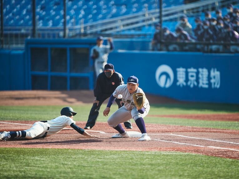 2021年秋の明治神宮大会　ファーストを守る麟太郎 ©Yuki Suenaga