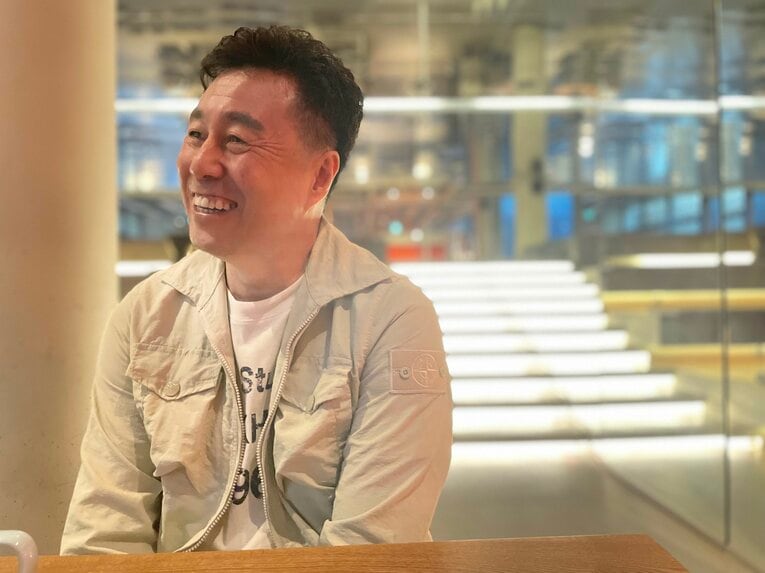 ソウルのカフェで日本での思い出を振り返った盧廷潤。「寮の昼食を取った時、『たくあんをください』という日本語がわからなくて、小さな一切れを、何個にも分けて食べました」©︎NumberWeb
