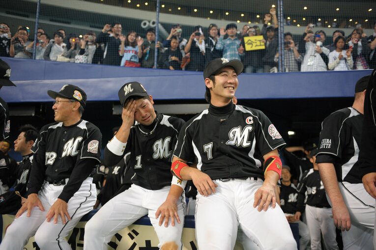 2010年の日本シリーズ第７戦　西岡（右）の隣で感涙する清田　©Naoya Sanuki