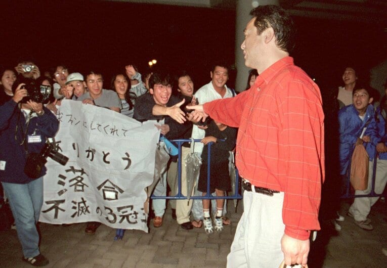 10月7日、現役ラストゲームのあと、出待ちしていたファンと握手を交わす。引退試合も派手な演出もなく、ひっそりとスタジアムを去った　©Sankei Shimbun