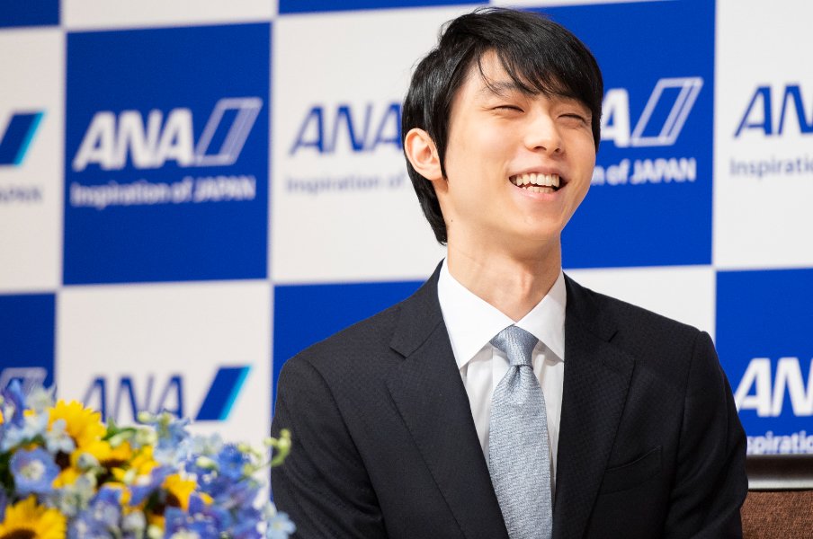 羽生結弦の“ある行動”で記者とカメラマンが笑顔に…現地で見た、決意表明会見の“テレビ中継には映らなかった真実”「困ったような笑顔で…」<Number Web> photograph by Asami Enomoto