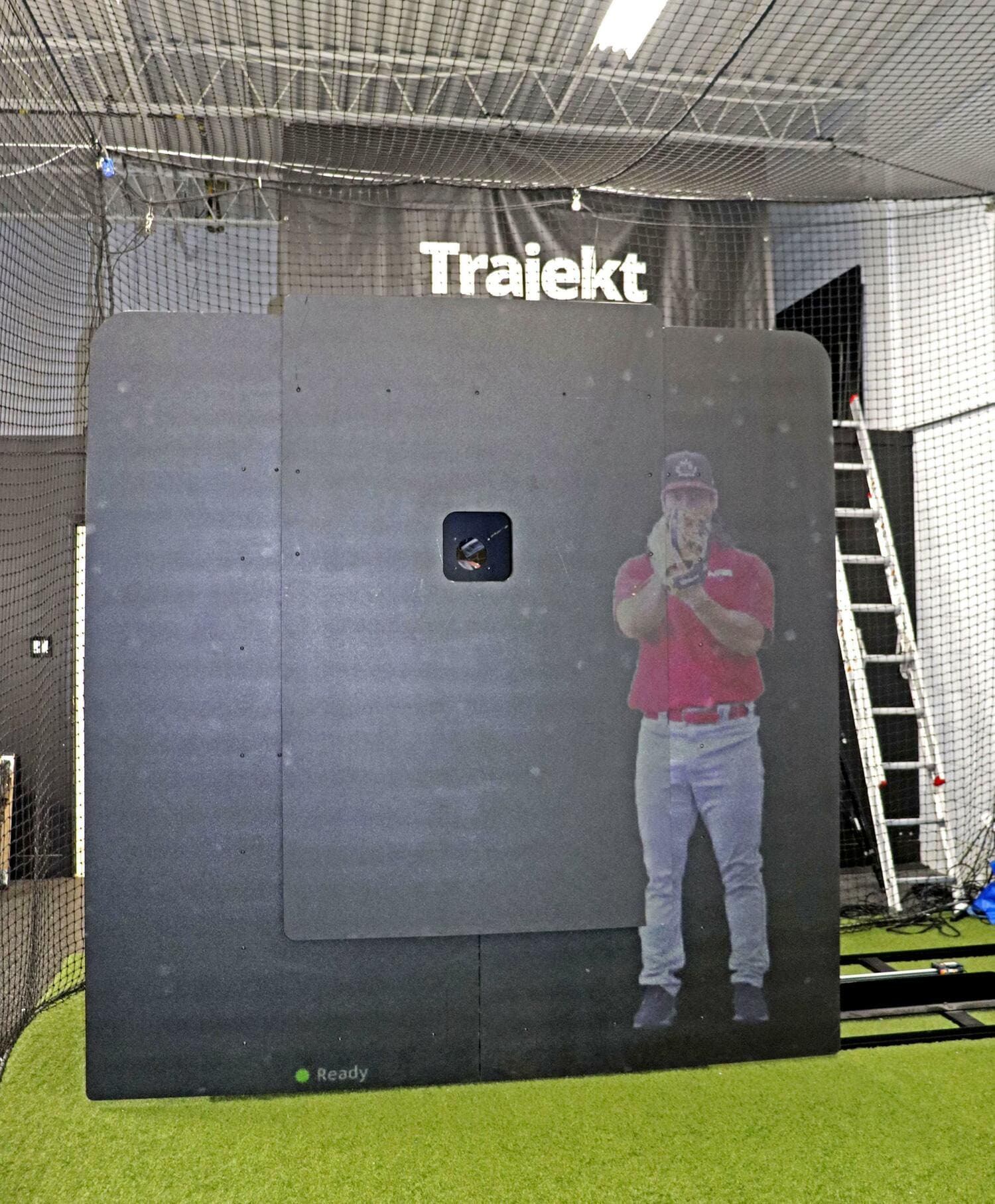 打撃マシン「トラジェクトアーク」。対戦投手の映像を流し、球種、球速、ボールの回転数などを正確に再現する ©KYODO