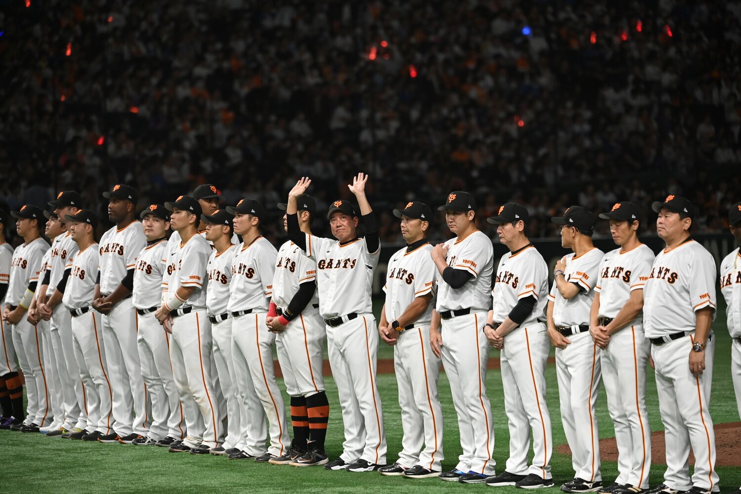 今季限りで巨人監督を退任することになった原辰徳。最終戦の試合後にはお別れのセレモニーを行なった　©︎Naoya Sanuki