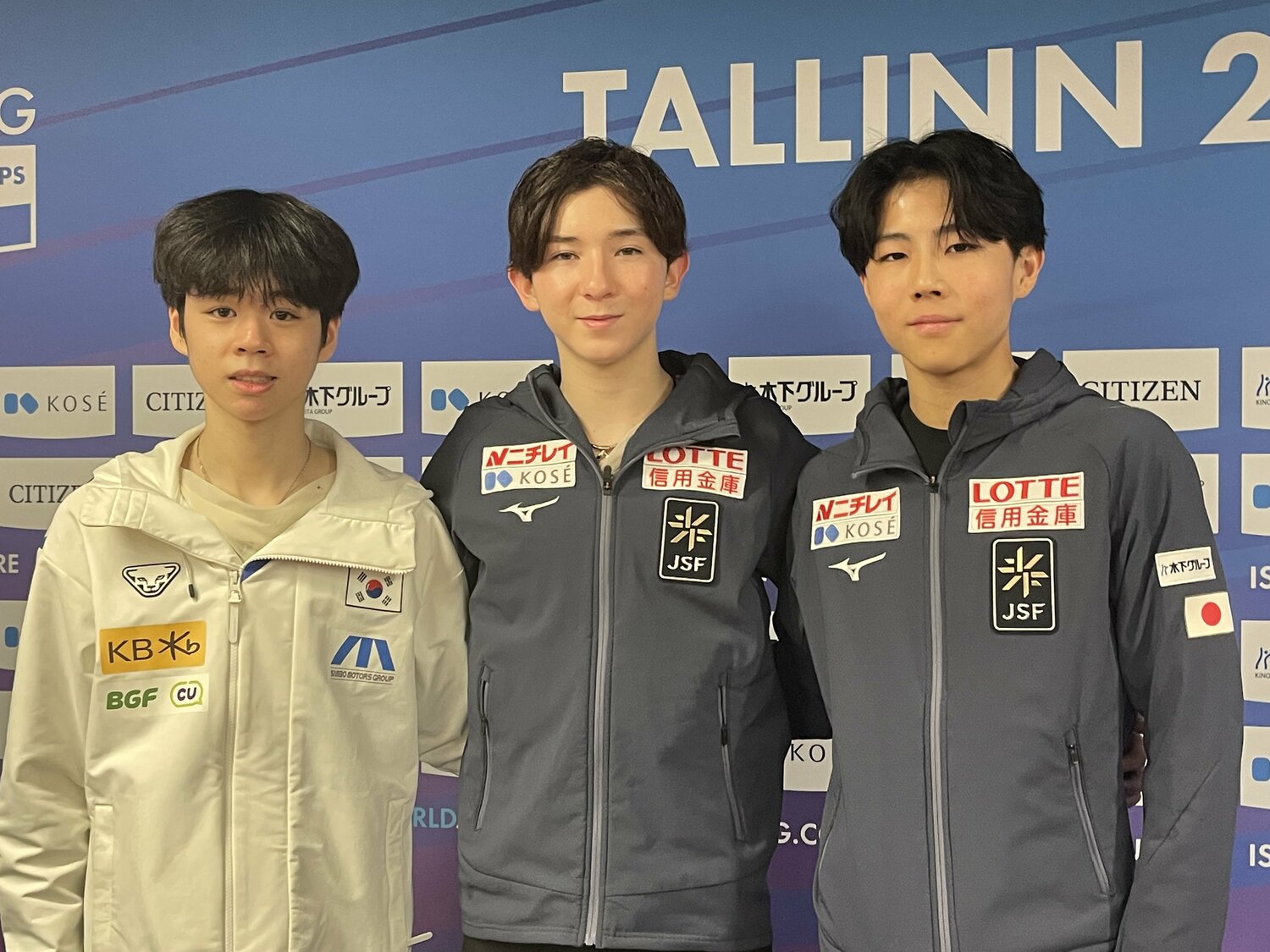 世界ジュニア選手権で表彰台に上がった（左から）ソ・ミンギュ（韓国）、中田、西野太翔　©Akiko Tamura