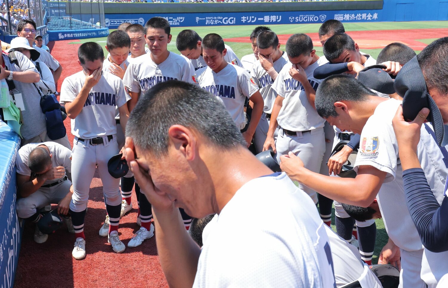 今夏の神奈川大会決勝。慶応に敗れ、涙する横浜ナイン ©Sankei Shimbun
