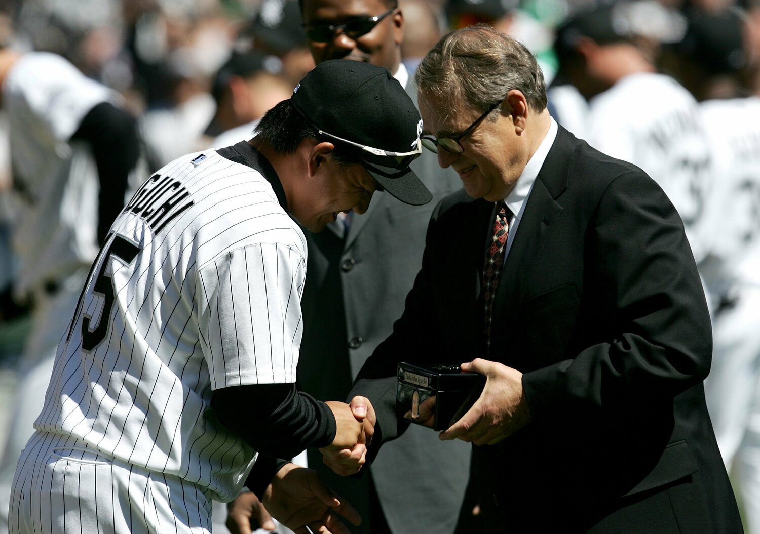 06年、日本人初のチャンピオンリングを贈呈される井口 ©Getty Images