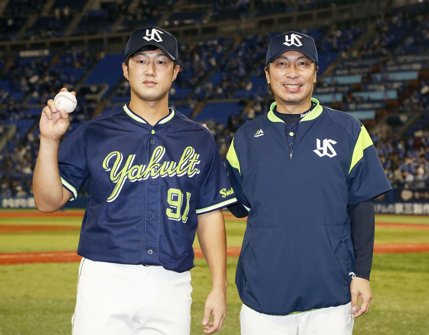 新天地のヤクルトで先発として初勝利を挙げた歳内は高津監督と記念撮影に収まる　©︎KYODO