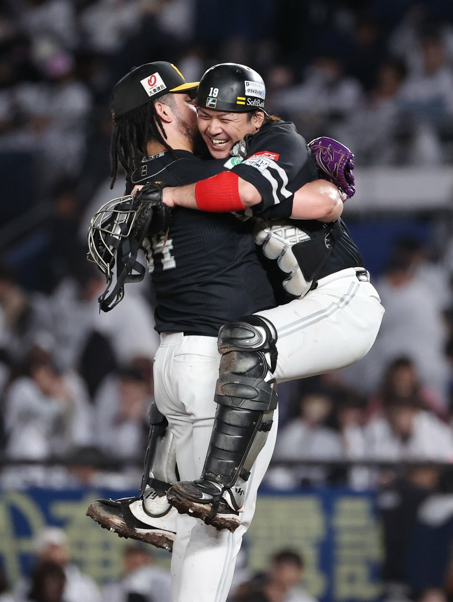 甲斐を抱っこして喜ぶオスナ　©JIJI PRESS