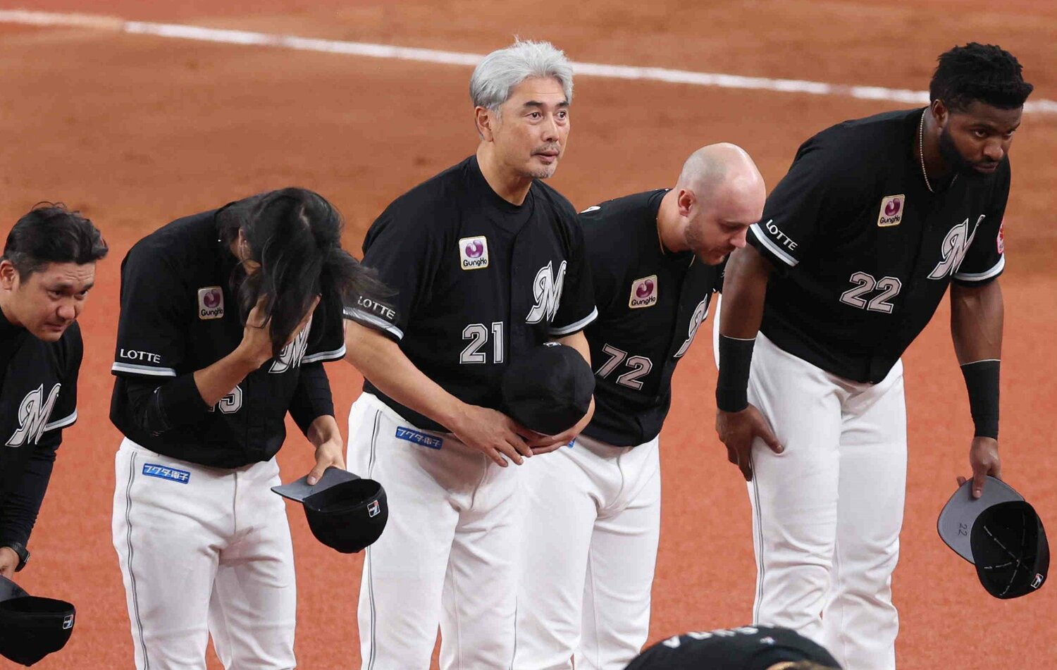 CSファイナルでオリックスに敗れて日本シリーズ進出を果たせず、ファンに挨拶する吉井監督（中央）らロッテの選手たち　©JIJI PRESS