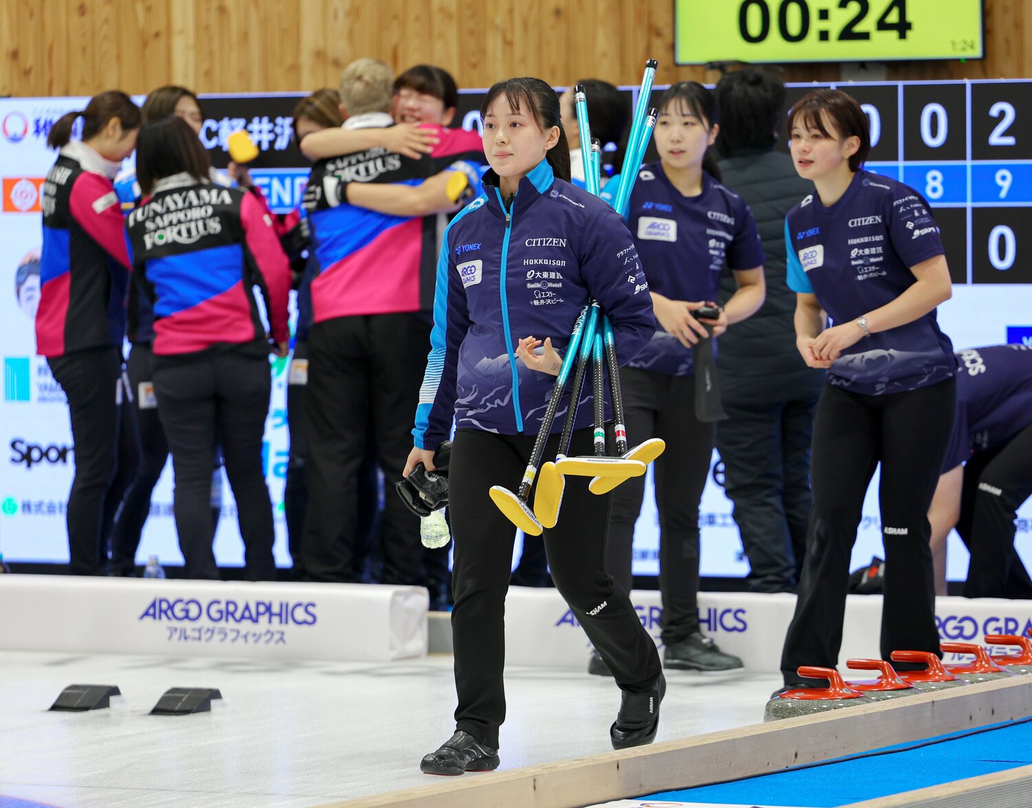 代表にあと一歩届かず、引き上げるSC軽井沢クラブの選手たち（中央が上野美優）　©JIJI PRESS