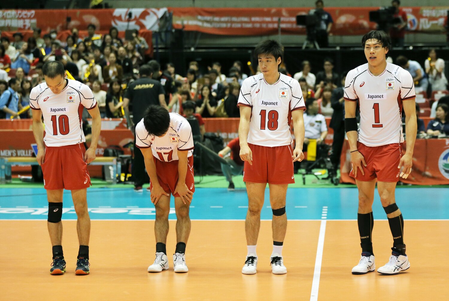 リオ五輪予選で出場権を逃した日本代表。左から深津英臣、関田誠大、米山雄太、清水邦広　©︎JIJI PRESS