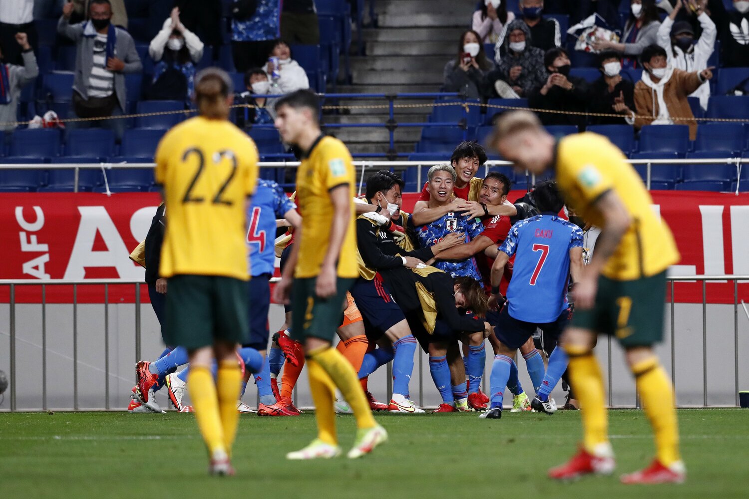 オーストラリア戦、浅野のゴールに歓喜する長友らサッカー日本代表 ©JMPA