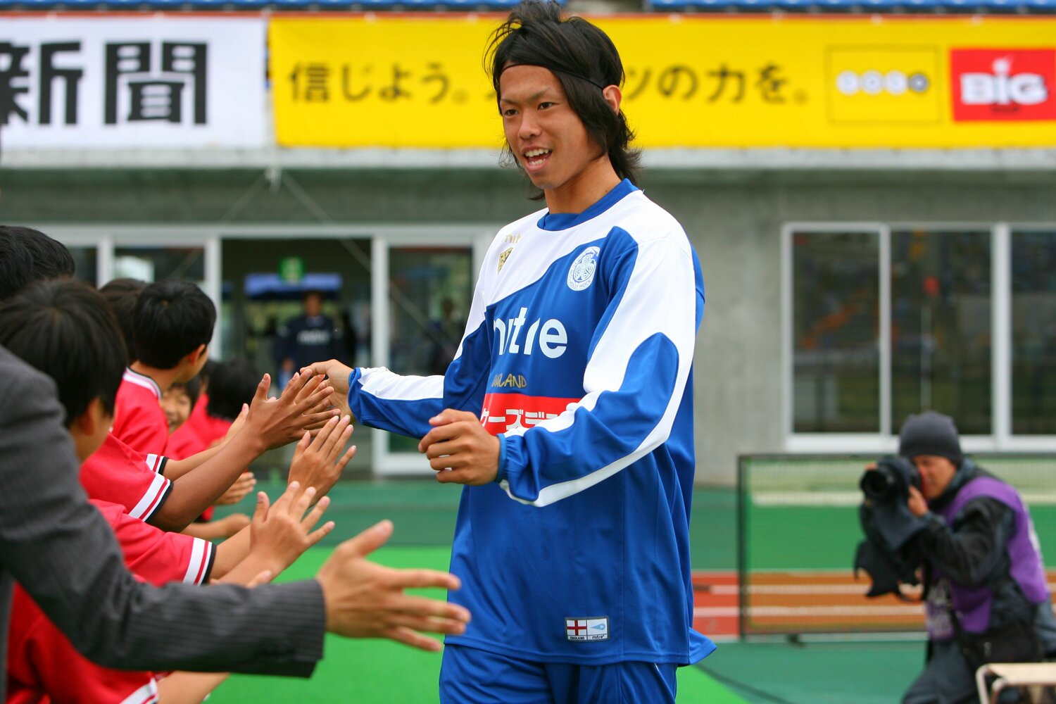 早くから塩谷司の才能に気づいた柱谷は、厳しい練習と言葉で成長を促した（2011年）　©︎J.LEAGUE