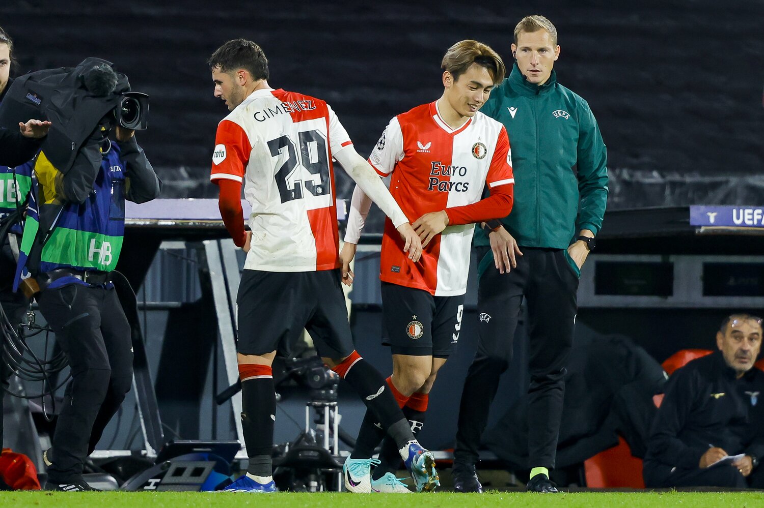 3大リーグへの移籍も噂されるメキシコ代表FWヒメネス（左）とポジションを争う上田　©︎Getty Images