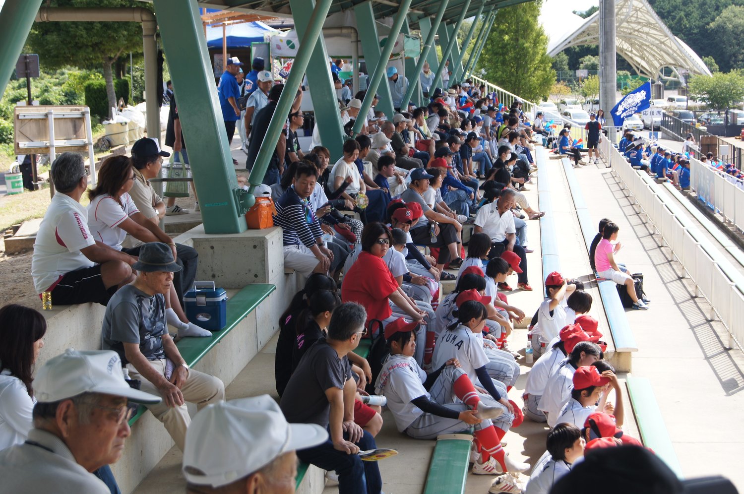 参加チーム数の増加に伴い、観戦者数も急増している