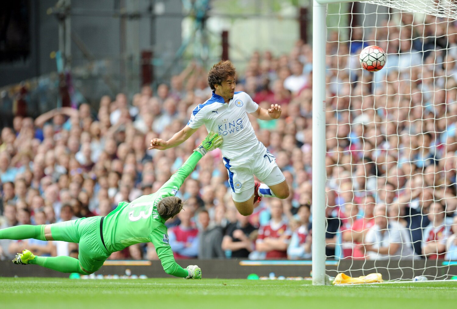 記念すべきプレミア初得点は、GKのこぼれ球に反応した岡崎らしいゴールだった（2015年）　©︎Getty Images