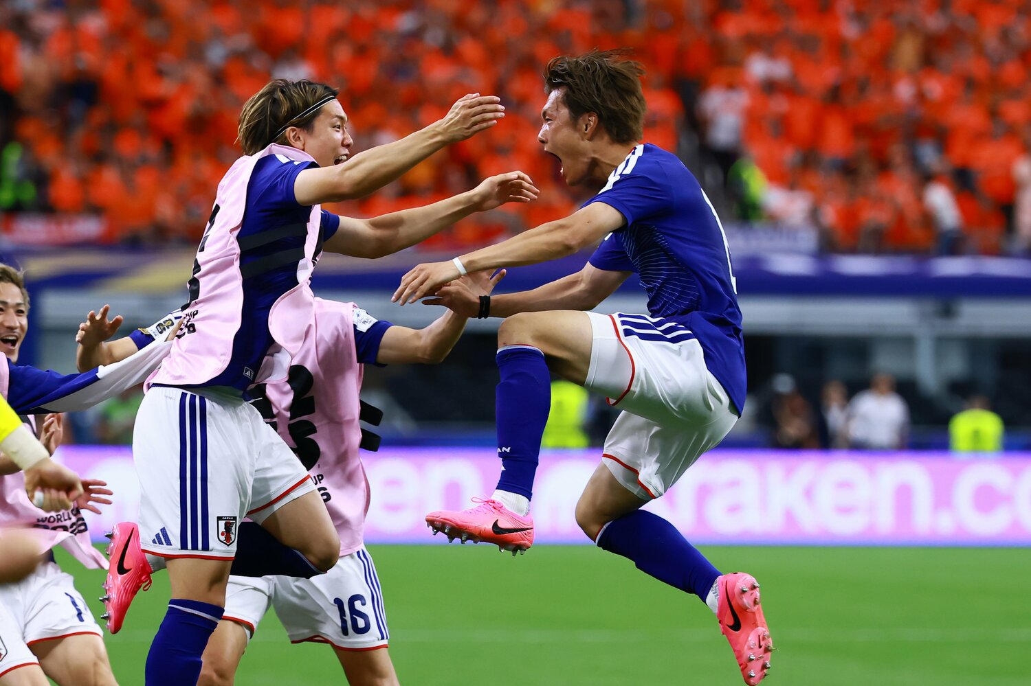 ゴールが決まると、真っ先にベンチに向かった ©︎JFA/AFLO