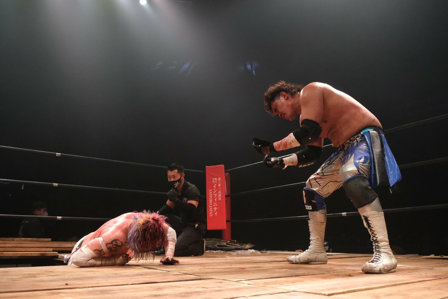 リング下に投げられ、這い上がってくる正岡（クリックすると「この記事の写真」にとびます。流血等の過激な写真を含みますのでご注意ください）　©Norihiro Hashimoto