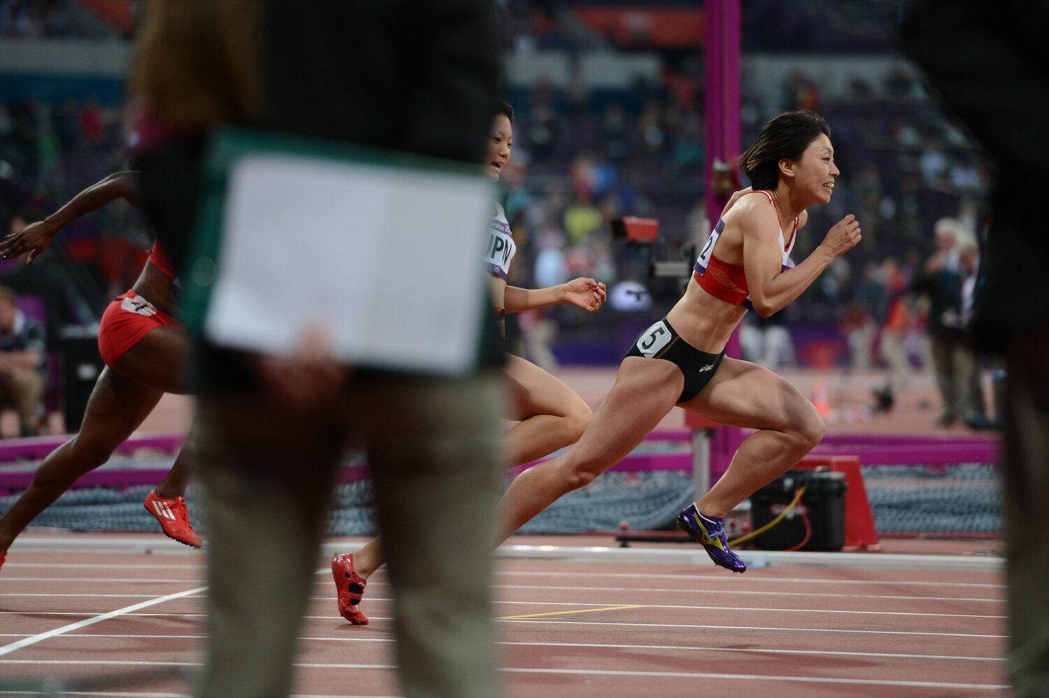 2012年のロンドン五輪4×100m予選。第1走の土井杏南からバトンを受け取った市川さん　©JMPA