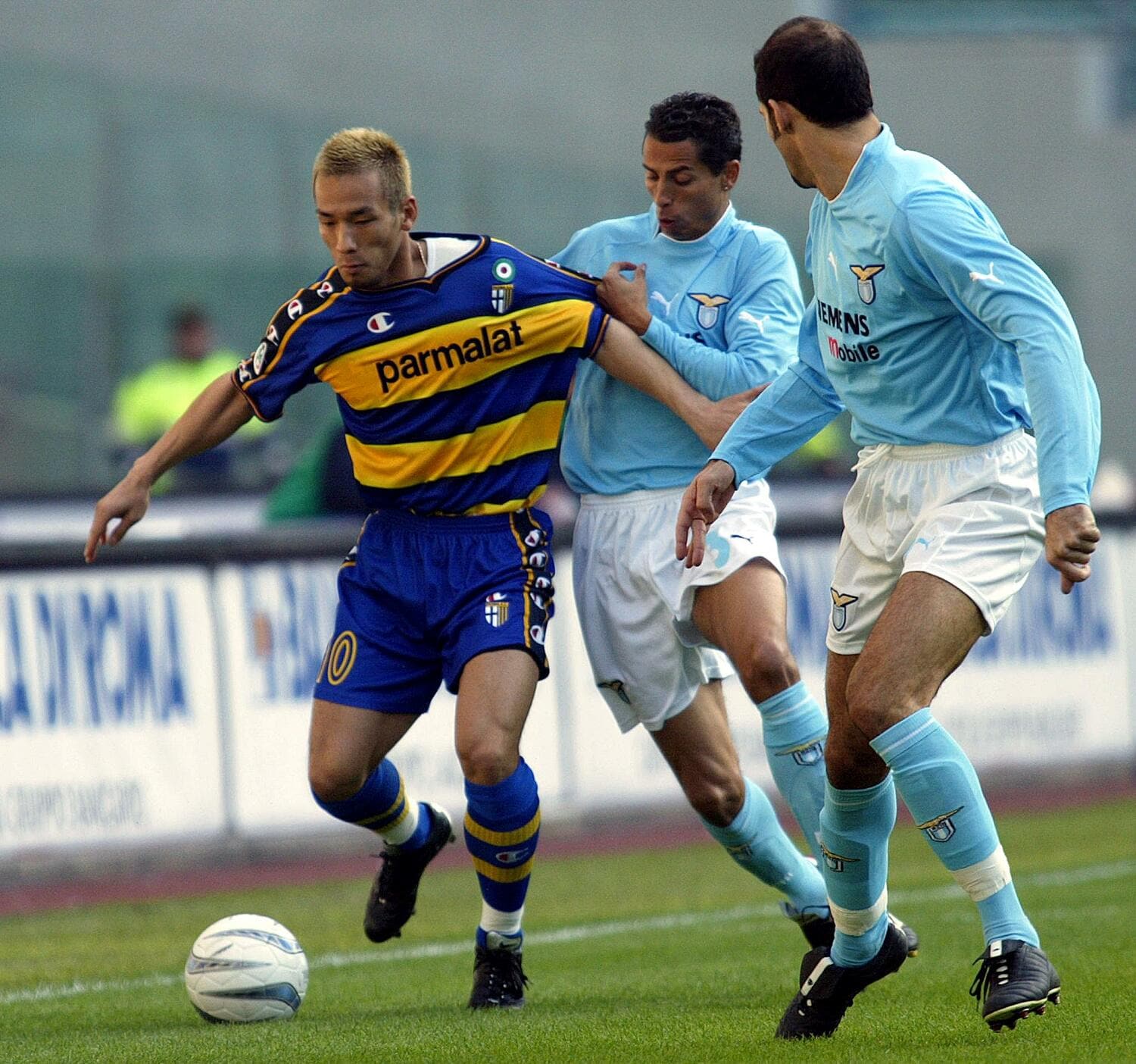 01-02シーズン、パルマの中田英寿を封じにかかるラツィオ。水色ユニフォームは日本人ファンにもなじみ深い　©AFP/JIJI PRESS