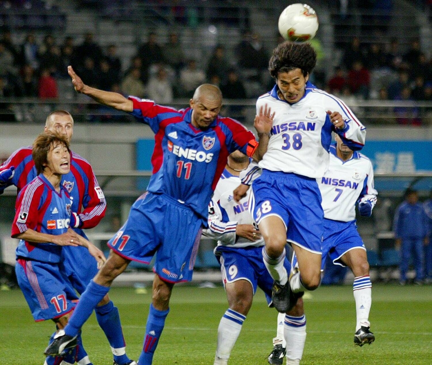 中澤と競り合うアマラオ ©JIJI PRESS