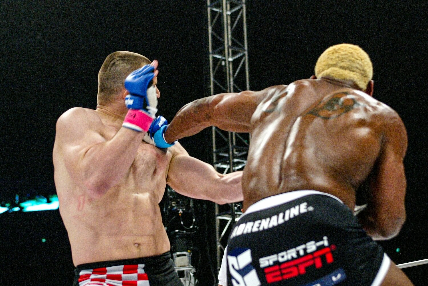 ケビン・ランデルマンの強烈な左フックを被弾するミルコ　©Susumu Nagao