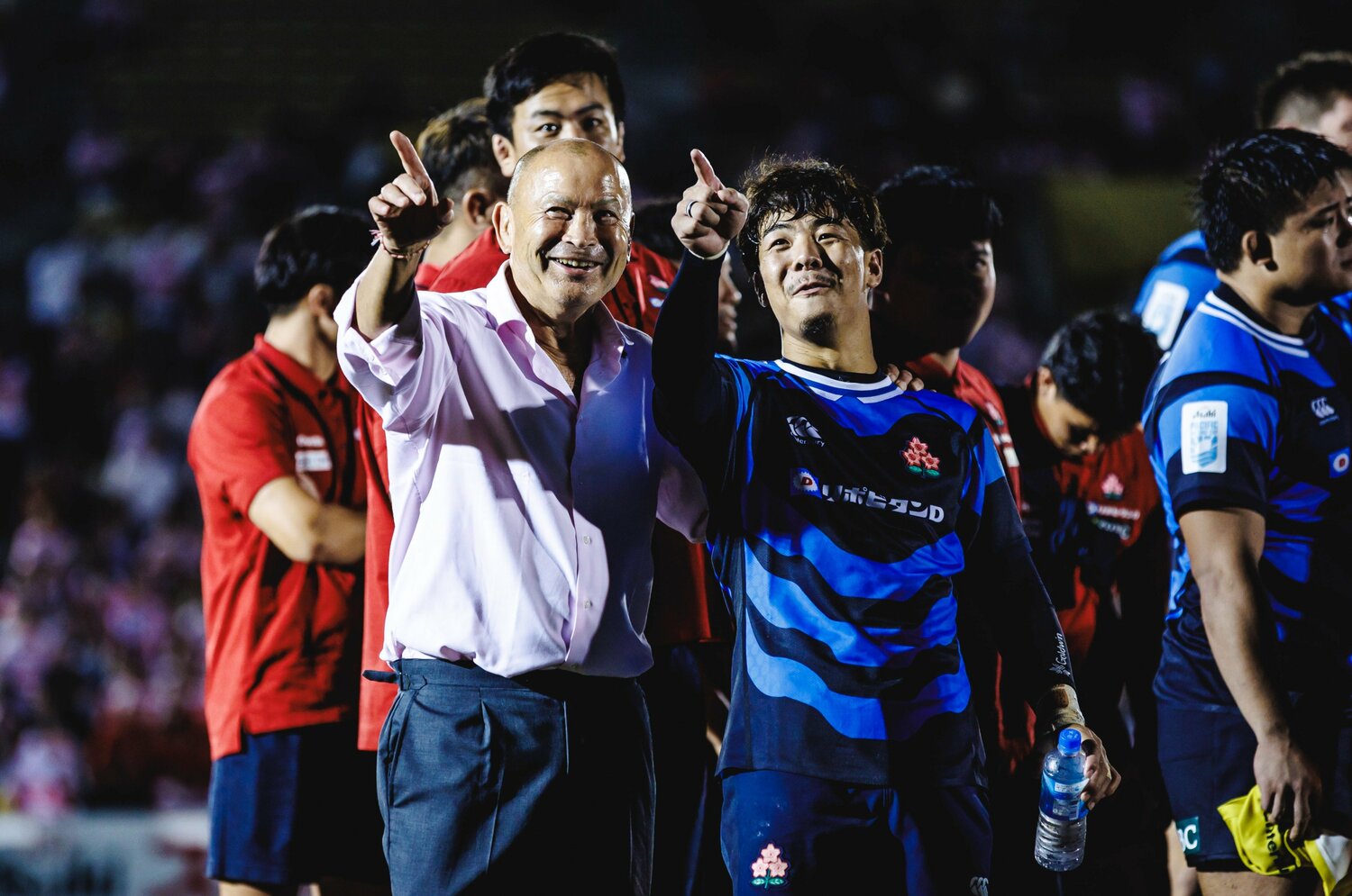 選手たちと勝利を喜ぶジョーンズHC(左) ©Kiichi Matsumoto