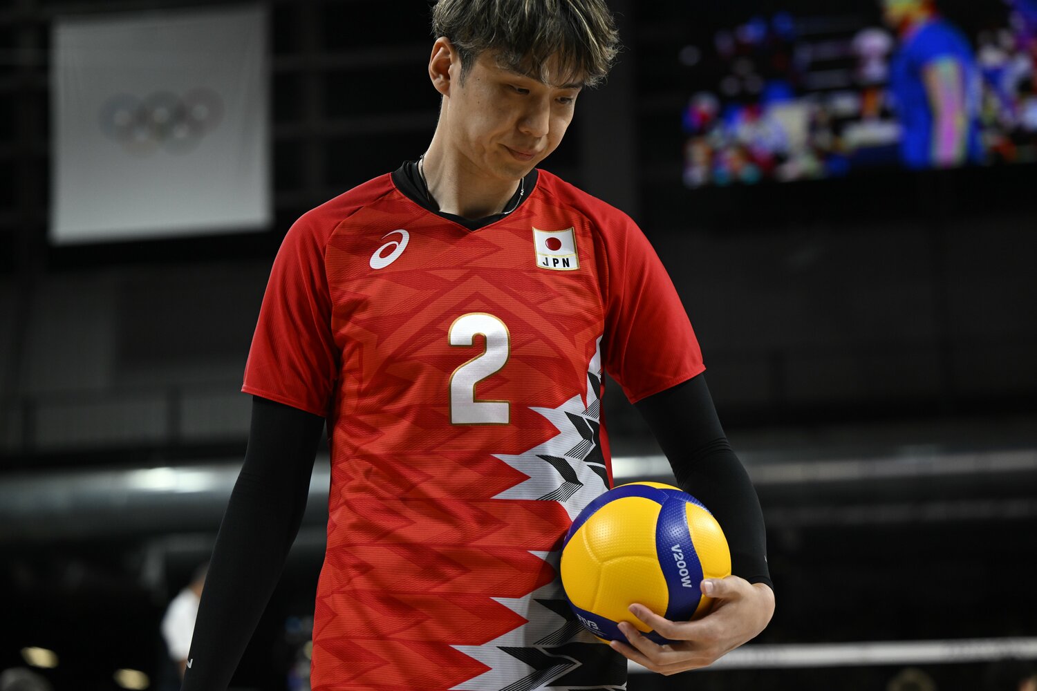 イタリア戦、サーブに向かう小野寺太志　©︎Asami Enomoto/JMPA