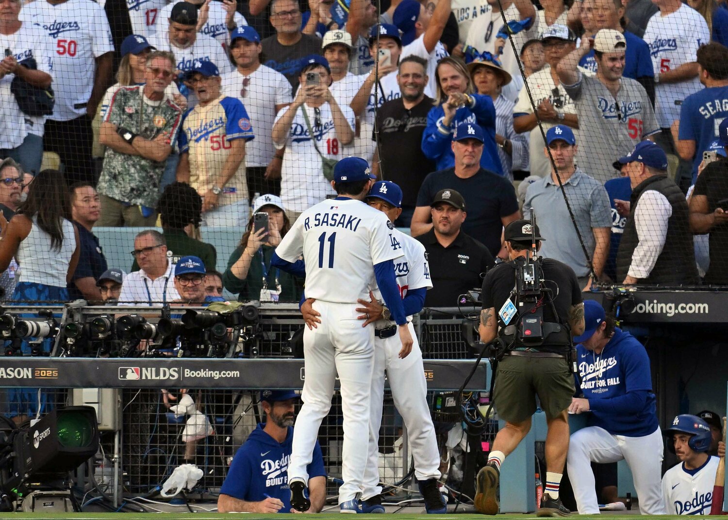 フィリーズとの第4戦、佐々木朗希をハグで出迎えたロバーツ監督　©JIJI PRESS