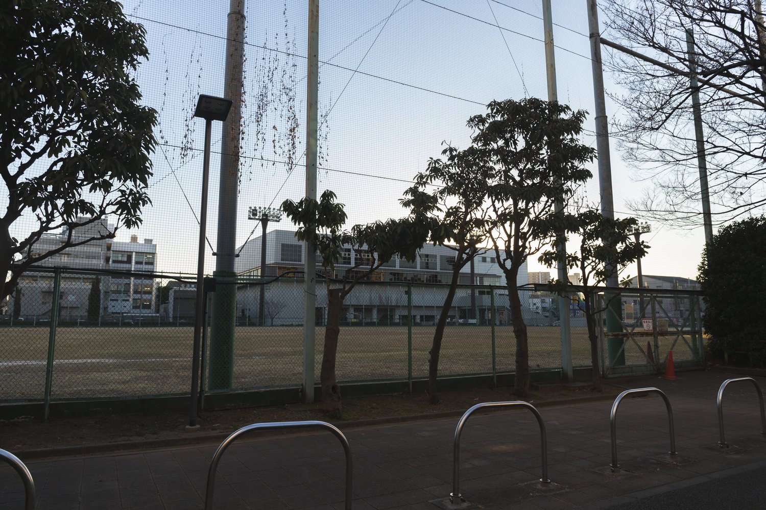 荒川総合スポーツセンターの建物のすぐ北側には軟式野球場があった