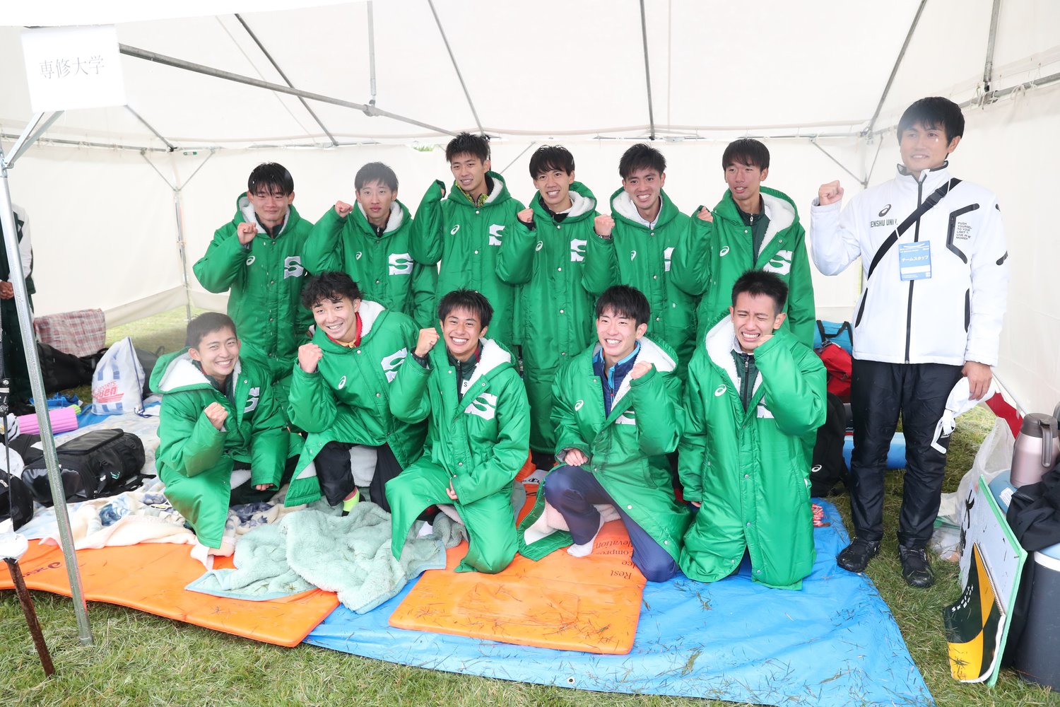 右端が長谷川淳監督。実業団のスバルで活躍後、母校の監督に就任した