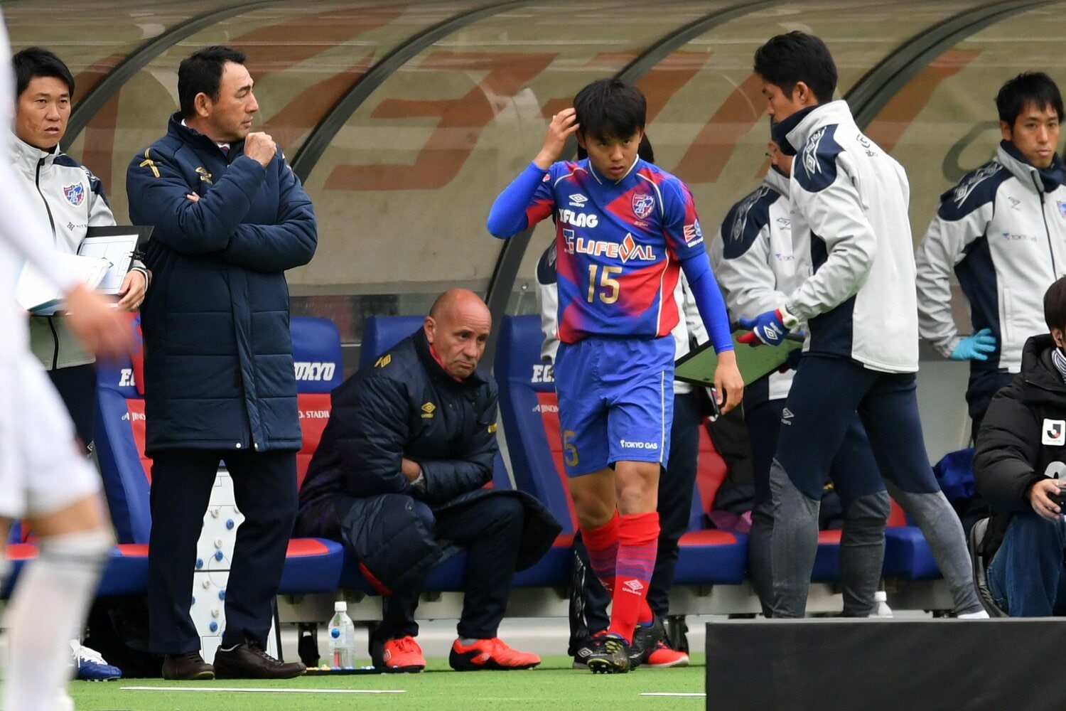2018年3月、16歳の久保建英をピッチに送り出すFC東京の長谷川健太監督 ©Etsuo Hara/Getty Images