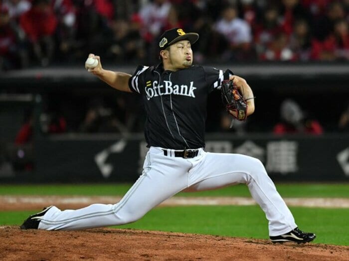 鷹の守護神・森唯斗の球筋は必見。1球ごとに「性格」がある魔球とは。<Number Web> photograph by Kyodo News