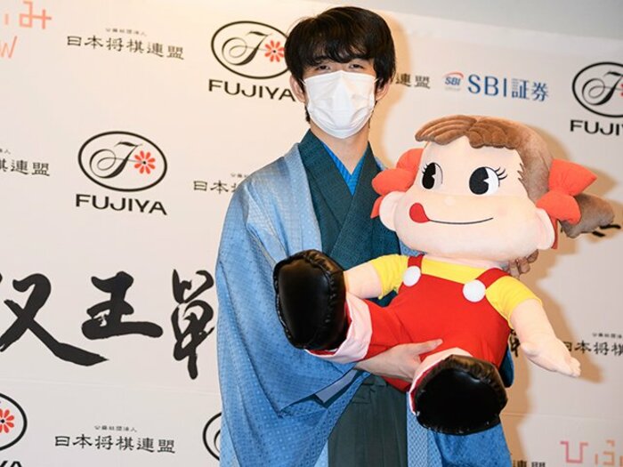 藤井くんは「ぴよりん／コロコロしばちゃん」、羽生さんは「溶けたアイスを飲んだ伝説」… 将棋と《おやつ》の幸せな関係＜Number Web＞ photograph by Hiroshi Kamaya