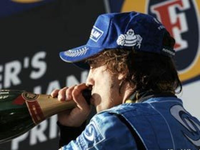 荒れたレースを制したアロンソのグリップ力。＜Number Web＞ photograph by Hiroshi Kaneko