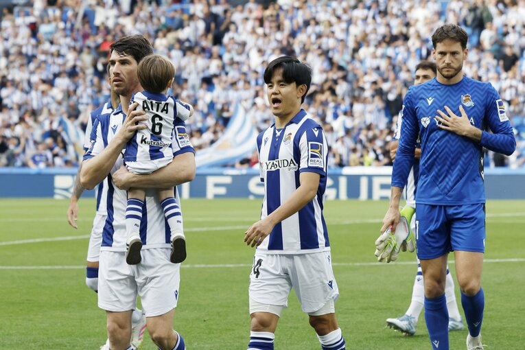 アリツの抱える子供へ笑顔を見せる久保　©Daisuke Nakashima