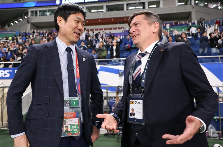 北中米W杯最終予選サウジアラビア戦、歓談する森保一監督とニールセン監督 ／ photograph by JFA/AFLO