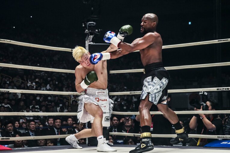 左のカウンターがメイウェザーの顔をかすめる　©RIZIN FF Susumu Nagao