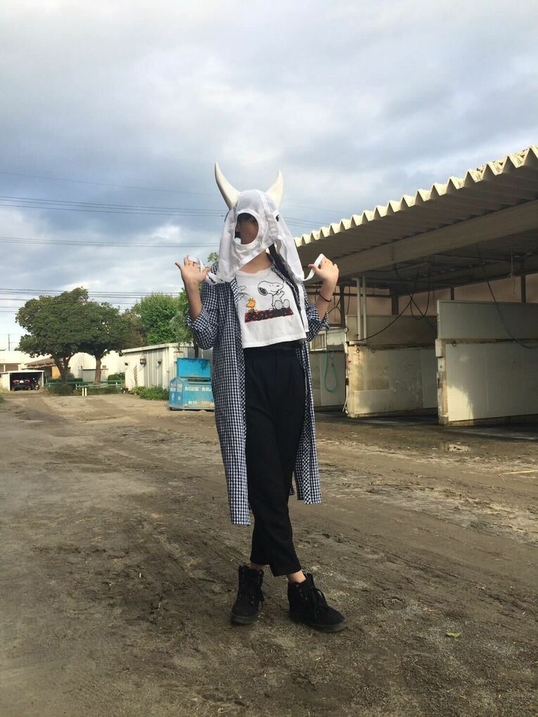 ユキノビジンのメンコを被る優希乃さん。両手からは本人の満足そうな様子が伝わってくる　写真は本人提供